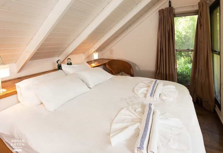 חדר שינה בבית נופש במתחם וילה ויטראז׳ בבית הלל